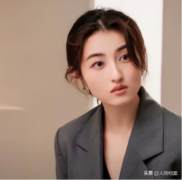 张子枫丝巾裹胸，曝浑身伤痕胸前、手臂都有	，才懂成龙话的含金量