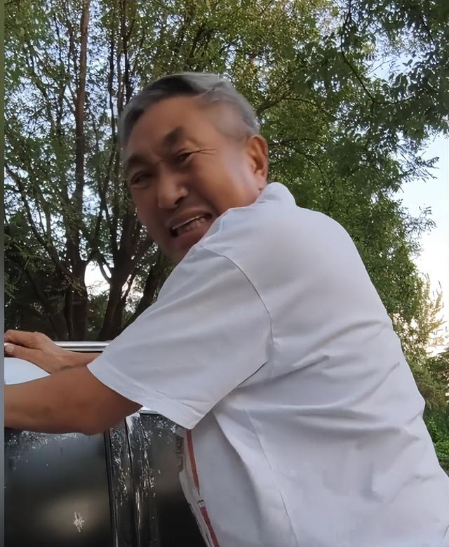 别作了！杜源住别墅开40万车，徒手洗车闪伤腰，只为省20块洗车钱