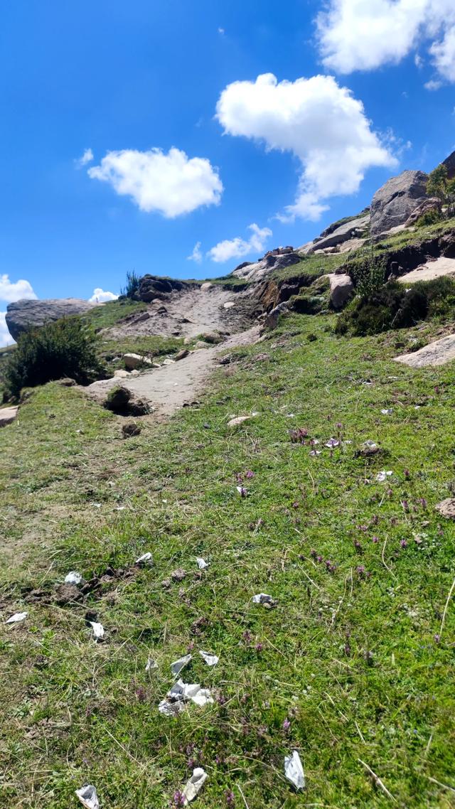 爬拉萨哲蚌寺后山，从海拔3600米到山顶5300米，上下20公里