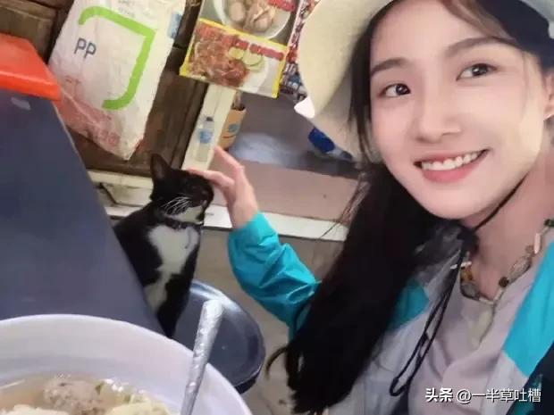 卢昱晓穿冲锋衣在雨林徒步 躺在树枝上睡觉松弛鲜活