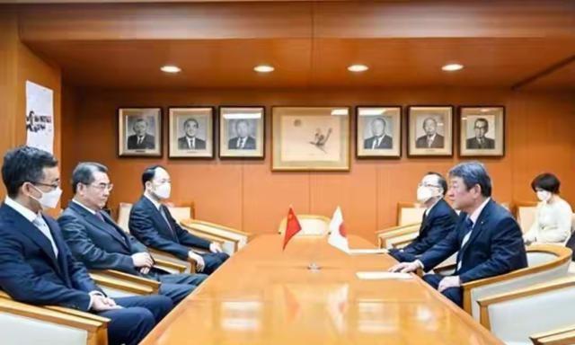 中日战机对峙后，高市早苗紧急表态，美防长敲打日本：将付出代价