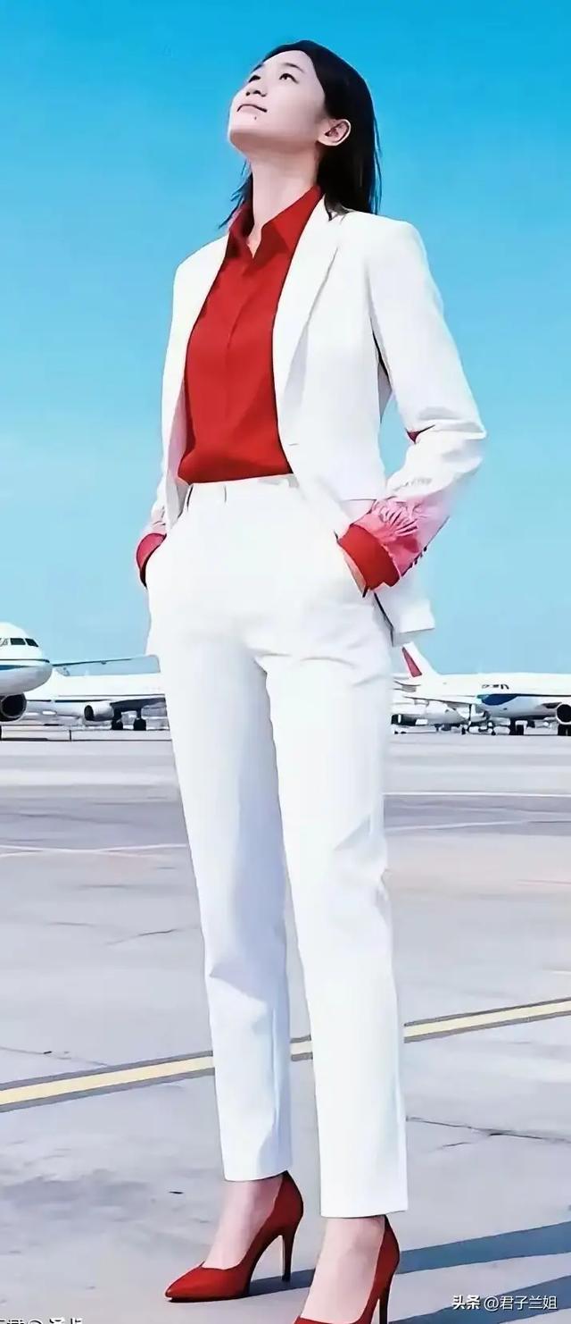 婵宝真是女大十八变	，那500万点赞的空姐照，美貌真不是摆出来的