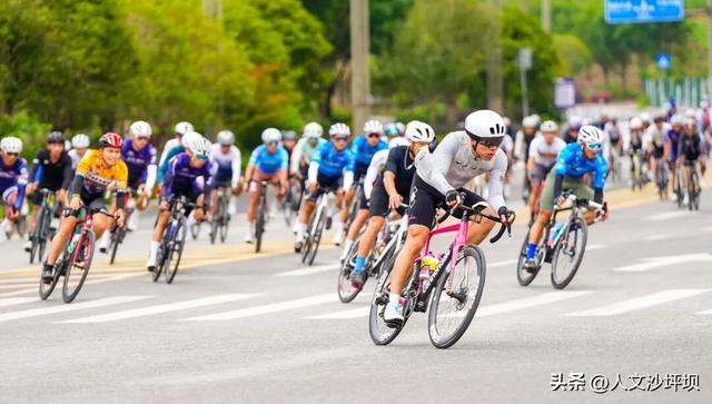 山水浸染秋之色，晚风捎来桂花香
