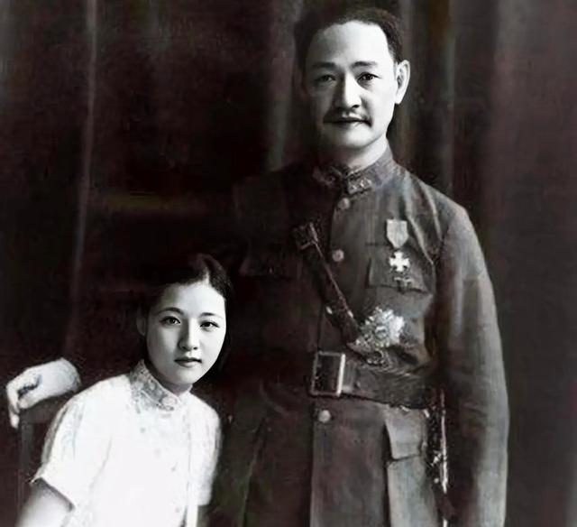 17岁嫁54岁将军，结婚32年怀孕16次，死后葬八宝山，名字家喻户晓