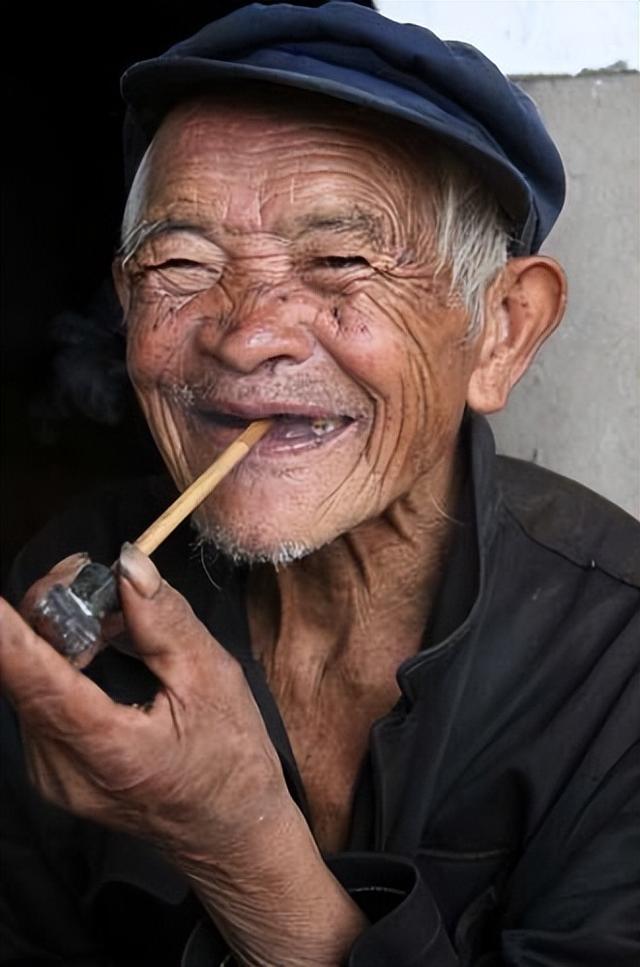 解放军在云南原始森林，发现一群男女，他们住草棚靠野果捕猎为生