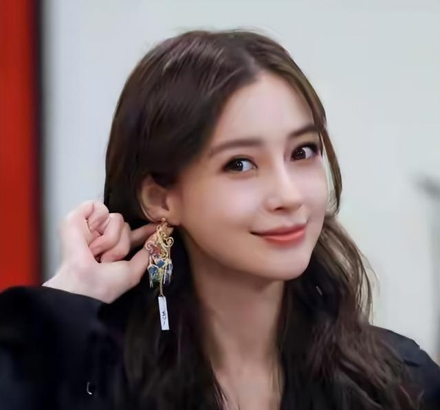 时隔三年	，48岁的黄晓明再次官宣喜讯，成了杨颖高攀不起的存在