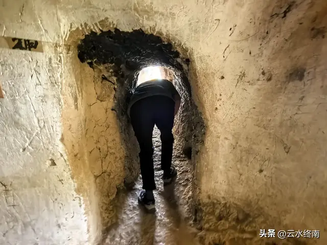 邱祖驻足的青崖洞“低头吸腹夹破头”：除了洞连洞还有“一线天”