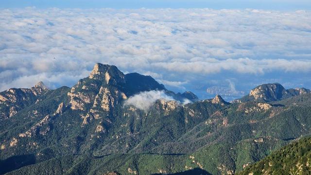 老人为何非要爬泰山？看见“石敢当”和封禅台，才懂这不是普通山