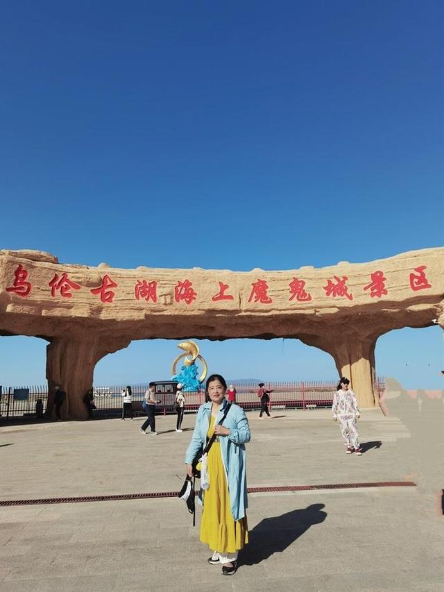 游新疆乌伦古湖海上魔鬼城