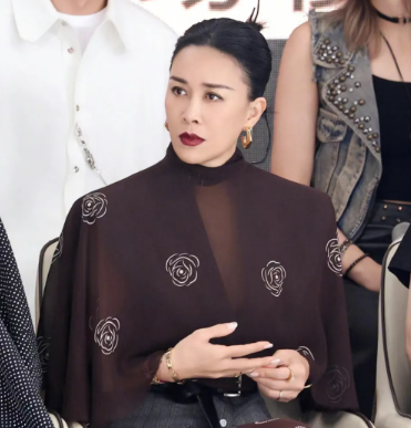 春晚爆红后，她洗完澡从23楼一跃而下，临终时最后喊了声“妈妈”