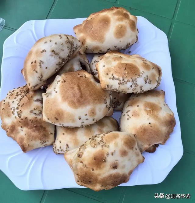 内蒙出发新疆,往返22天,5个人吃饭花4687元,网友问每天吃糠吗