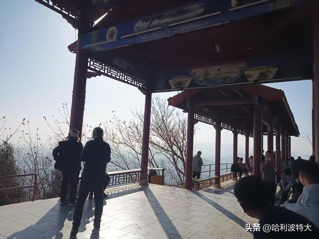 怒征西山公园，立在539.8米的顶峰