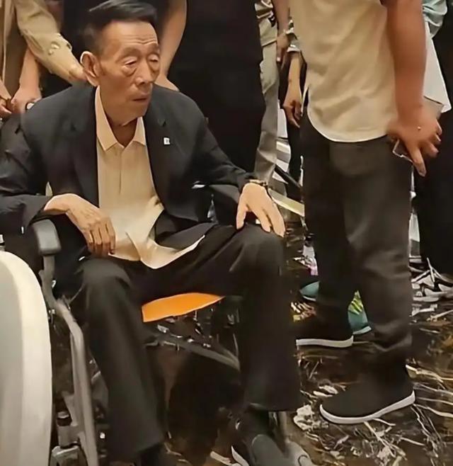 没想到，杨少华葬礼结束后，赵本山、李玉刚因一个称呼摊上事了
