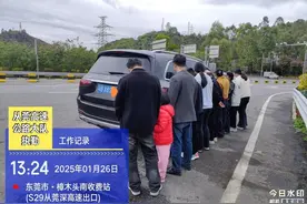 东莞交警从莞高速公路大队连续查获两起面包车超员载客交通违法图片