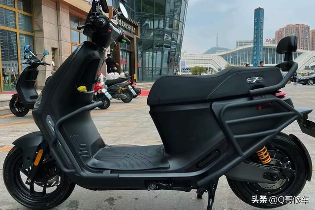 同样是九号的高端电动车，新亮相的M5车型对比E300，配置怎么样