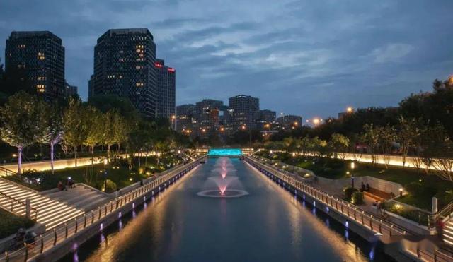 人人嫌弃的臭河，商家都不愿开门，如今却成“国家级”夜间地标