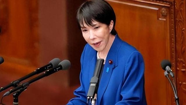 日本航母正式出港！高市早苗紧急表态后，普京做出一个明智的决定