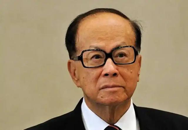 中央亮剑，李嘉诚嗅到危险，疯狂抛售大湾区房源，掐准时机大撤退