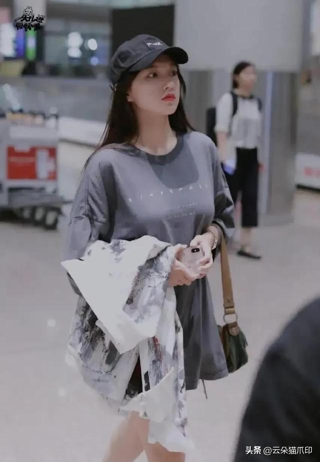 她身材真是太好了，大T恤都遮不住，所以她不能胖，一胖就特显壮