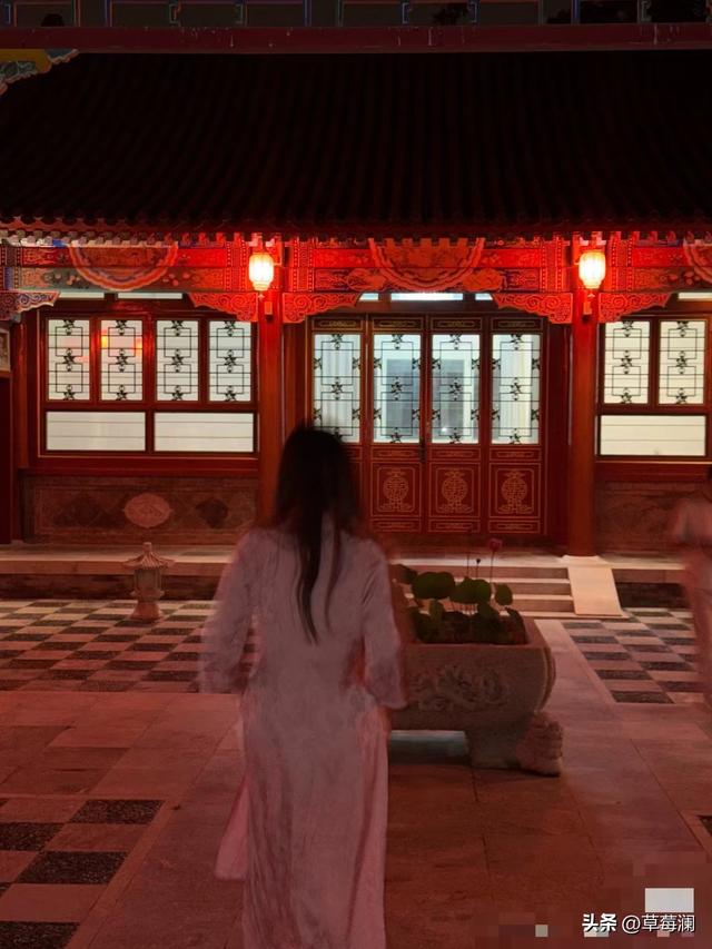王诗龄晒自家北京小院，大半夜穿旗袍拍照，面无表情上演中式恐怖