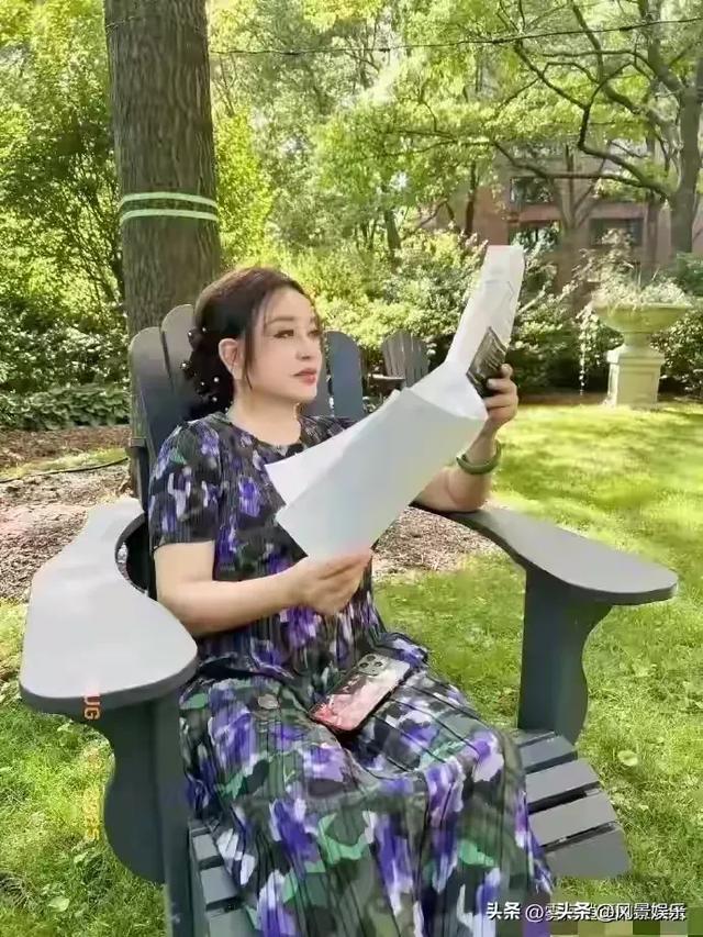 75岁刘晓庆出门散步 穿着打扮很时尚 时髦感赶上00后了 还状态满满