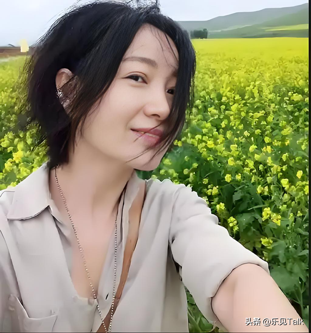 连上5次央视春晚，私下和恩师同居，却被骗流产，如今57岁仍单身