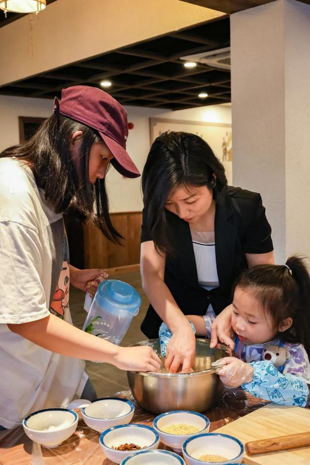 宜宾冠英古街秋假遛娃指南：非遗扎染、燃面研学、江边喂鱼，一站式玩透！