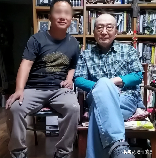 78岁李保田近况令人唏嘘，住处杂乱喝10元桶装水，如今老到不敢认