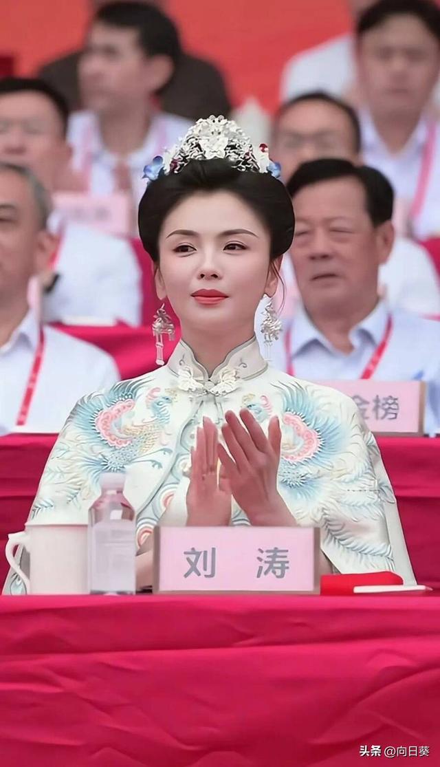 菜市场偶遇刘涛，她打扮朴素像普通大妈，岁月不饶人女神也老了