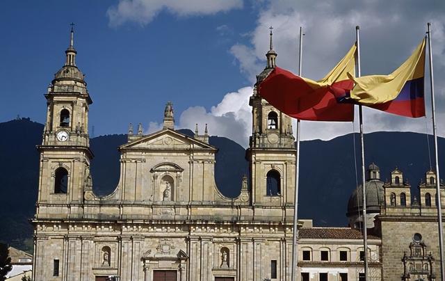 五月医改变"吞金窟"！哥伦比亚教师：2.1万亿医保救命钱去哪了？