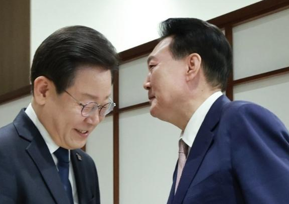 一周拒捕两次，10个壮汉都制不住，韩国前总统尹锡悦彻底丢掉了自己的体面，现场究竟有多夸张？