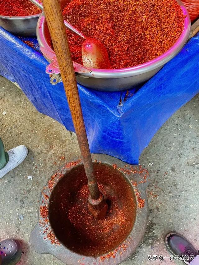 成都“最高级买手店”藏在立交桥下：银杏叶是顶棚，生活是爆款