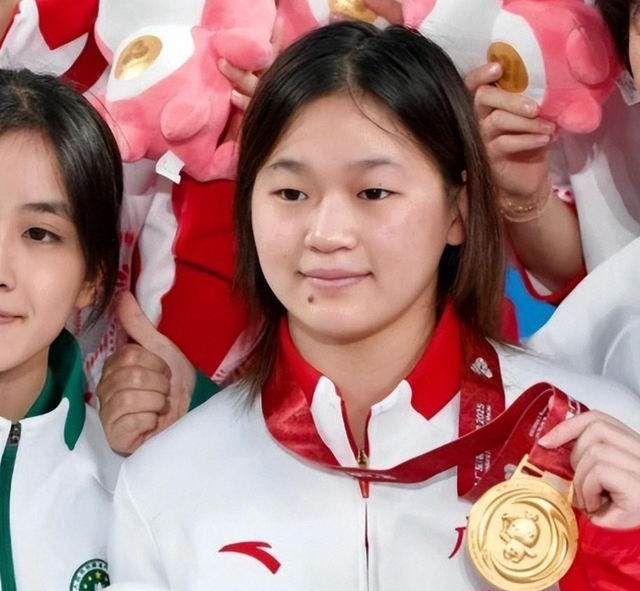 演都不演了！恶心的一幕出现了，人民日报亲自下场为全红婵"撑腰"