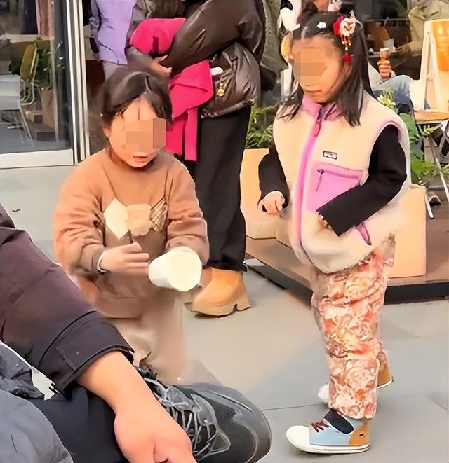 小女孩打翻水杯后续：警方介入，涉事母女道歉，女孩状态让人担忧