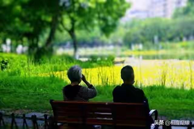 年轻时有多潇洒，晚年就有多孤独。