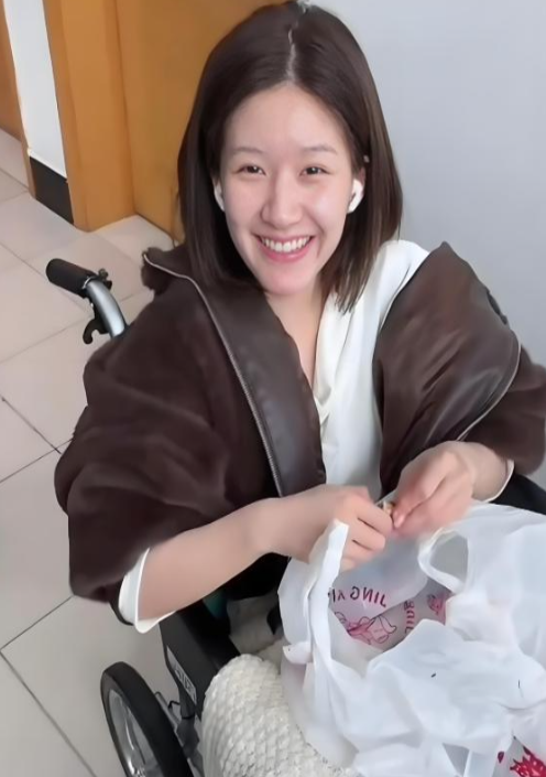 赵露思豁出去了！疯狂自曝“内娱黑幕”，张艺兴抽成90%算轻的
