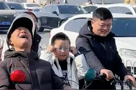 走街串巷大声唱歌的“电动车网红大爷”又火了图片