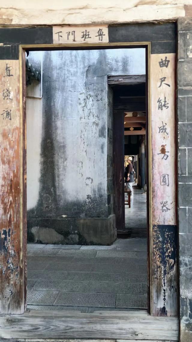 喝井水，烤豆腐，云南这座活着的千年古城，和杭州同名