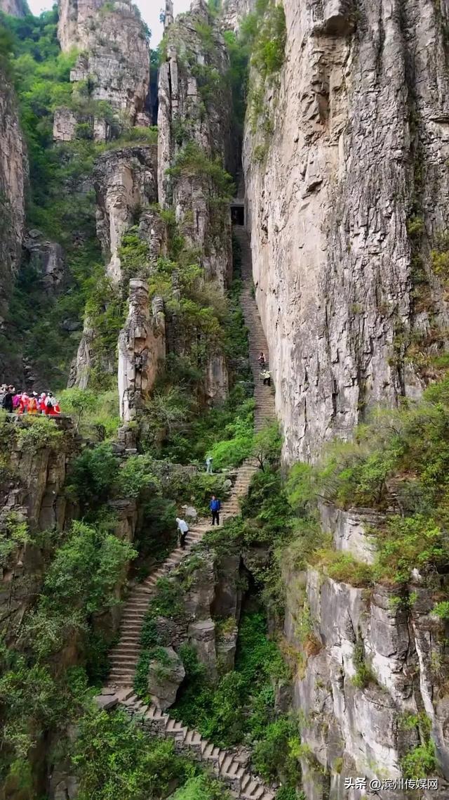 女子南太行瑛姑峡徒步滑落悬崖，下坠三米后抓住树枝，众驴友结绳将她救起