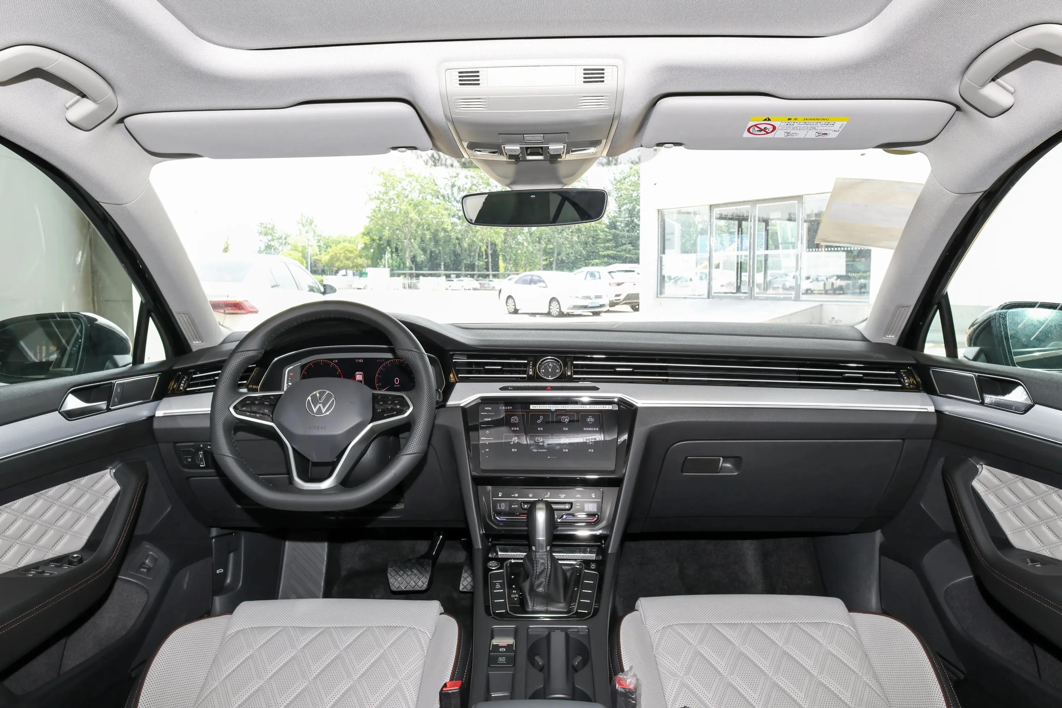 2026款别克君越与迈腾对比 15.99万一口价别克君越 18英寸轮辋君越内饰设计_新君越2.0t油耗大吗