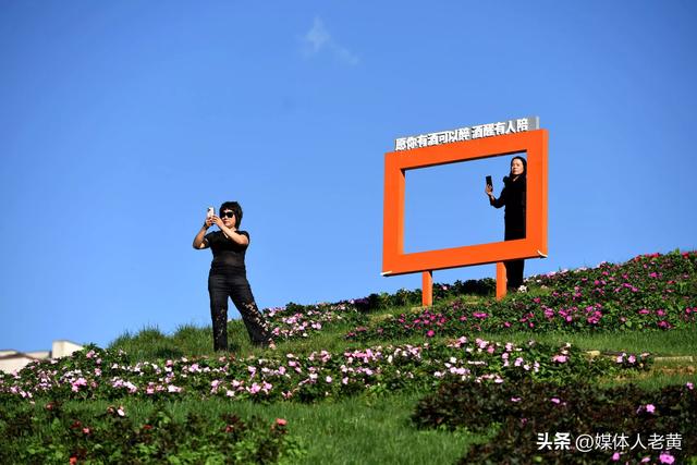 六盘水明湖花海盛开引游客赴一场秋日游约会
