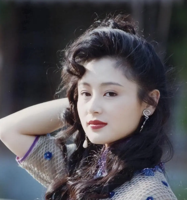 长得太美被导演占为己有，4年后生下大明星儿子	，17岁就成男一号