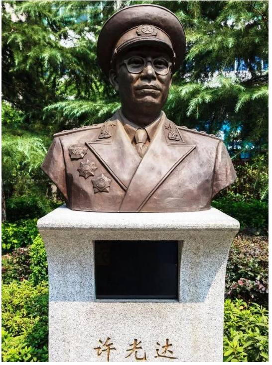 当年一个师长一个排长，28年后师长成为上将，排长却成为了大将