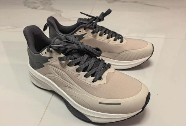 性价比屠夫！100公里亲身体验优秀，一双防水防风还保暖的跑鞋