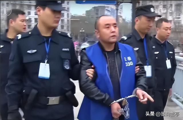 杀人凶手凭空消失，警方追凶20年后才知，他藏在“最安全的地方”