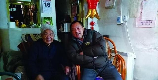 毛主席新画像挂上天安门后，北京市民提出意见：为何只有一只耳朵