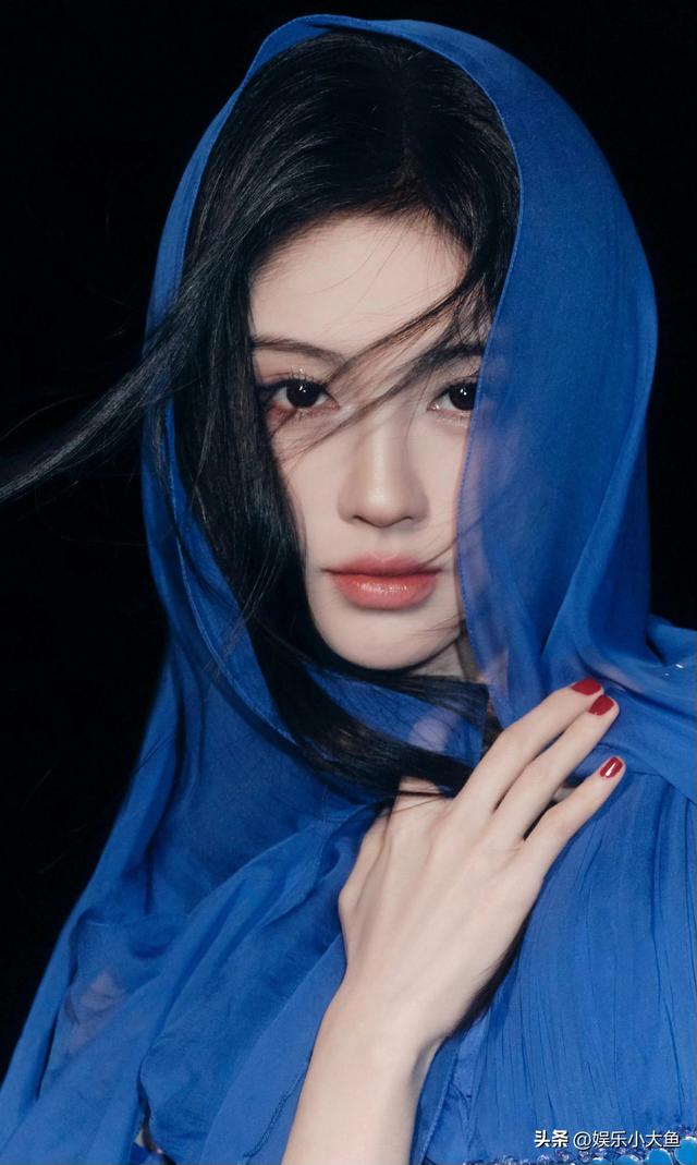 鞠婧祎出席星光大赏活动，黑色露肩长裙配珍珠项链，腰肢纤细好美