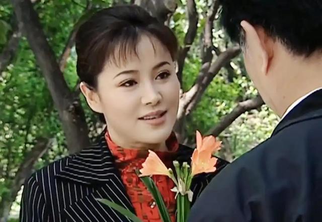 19岁嫁给富豪，20岁离婚携子净身出户，单亲40年如今儿子为她争光