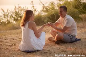 男女暧昧肢体接触，对视是开始/接吻最高级(10等级)图片