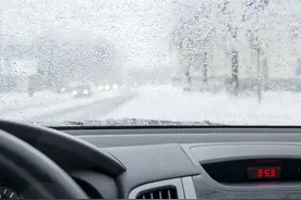 开10年车才明白，“车窗起雾”不用反复开空调，老司机教你个妙招，轻松去除图片